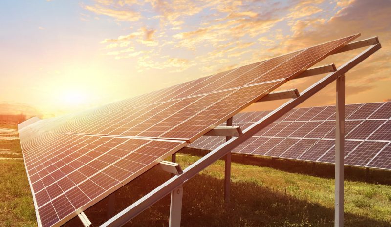 Ríos de paneles solares para ahorrar agua y generar energía