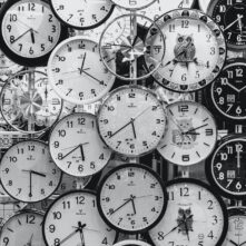 gran cantidad de relojes de pared haciendo referencia a las largas jornadas laborales
