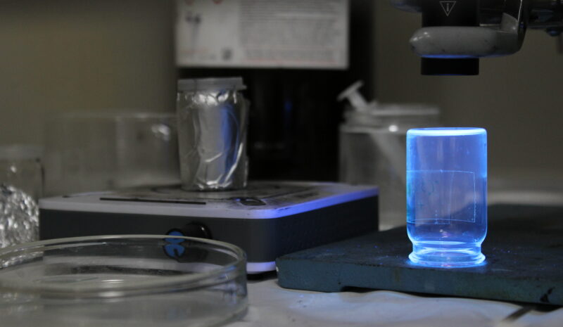 Parches inteligentes que miden tu salud mientras generan su propia energía a través del sudor