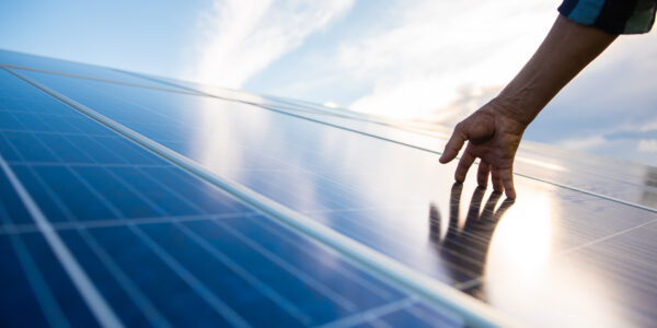 Energía solar para empresas y negocios con y sin instalación de paneles solares de autoconsumo