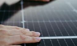Cómo almacenar energía en tu empresa: requisitos técnicos legales y redes inteligentes.